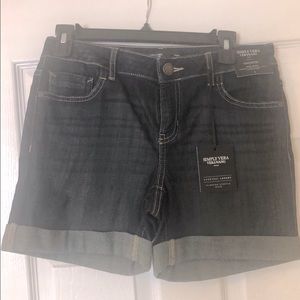 NWT simply Vera, Vera Wang Denim Shorts, size 2, slimming stretch jean short
